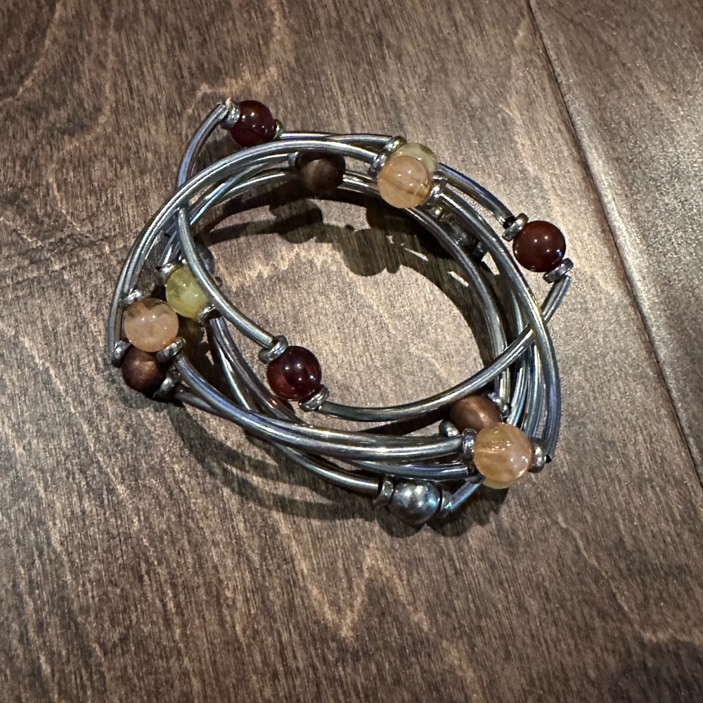 Bracelet with neutral color beads